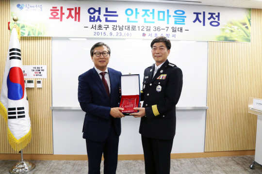 더케이호텔서울 강병직 사장(왼쪽)이 권혁민 서초소방서장으로부터 '화재 없는 안전마을'에 기여한 공로로 감사패를 받았다.  더케이호텔서울 제공